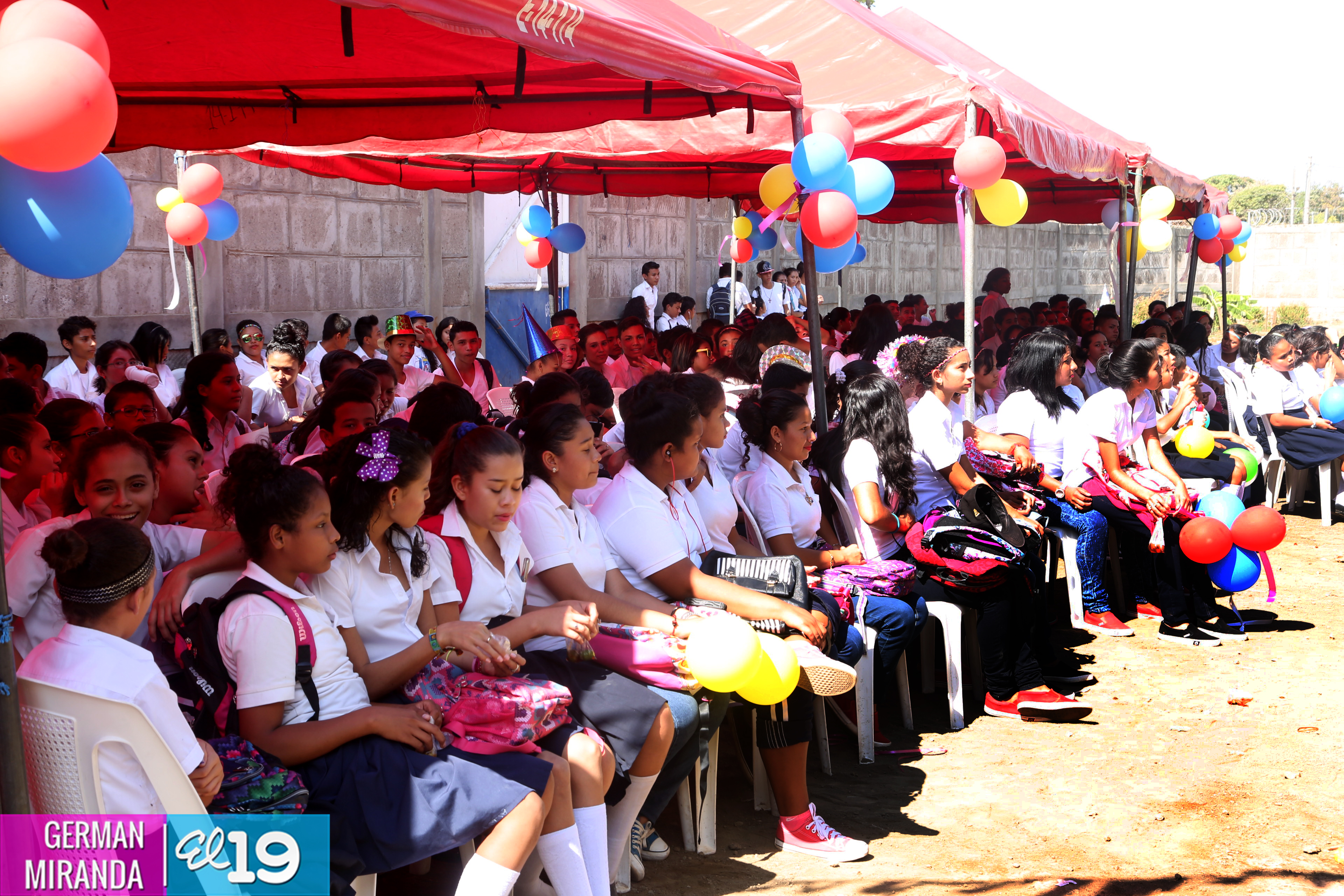 Estudiantes de secundaria rinden honores al Comandante Eterno Hugo Ch&aacute;vez Fr&iacute;as